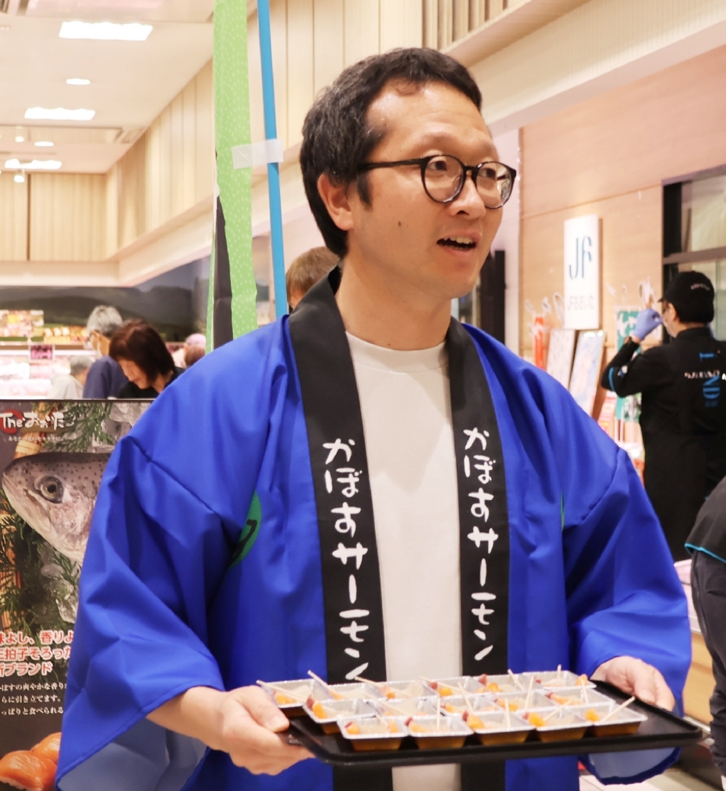 買い物客にＰＲする東和水産の勝木康博代表取締役
