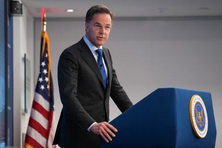 ワシントンで講演するＮＡＴＯのルッテ事務総長＝９日（ゲッティ＝共同）