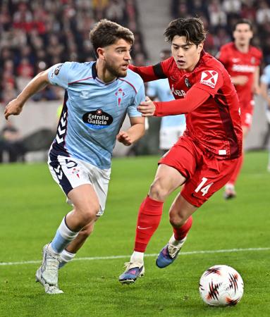 セルタ戦で競り合うフライブルクの鈴木唯（右）＝フライブルク（共同）