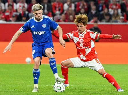 ストラスブール戦で競り合うマインツの佐野海（右）＝マインツ（共同）