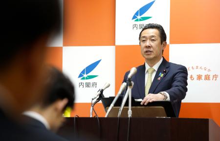 記者会見する黄川田共生社会相＝１０日午前、東京・永田町