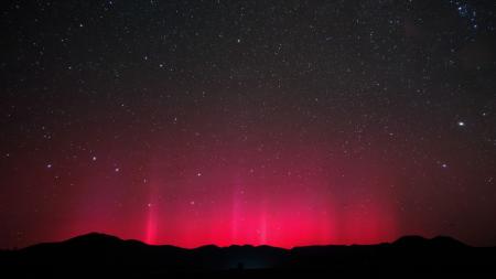 低緯度で見られる赤いオーロラ＝北海道遠軽町（中山智博氏提供）