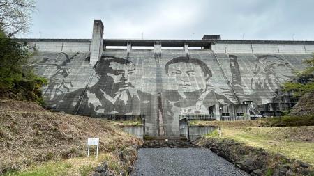 松田川ダムの壁面に描かれた４人の侍＝１０日午後、栃木県足利市