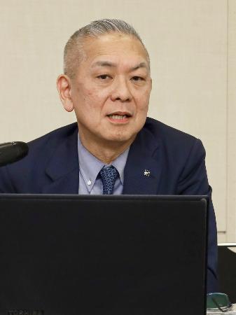 記者会見する近鉄百貨店の梶間隆弘社長＝１０日午後、大阪市