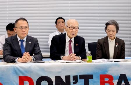 記者会見する被団協の田中熙巳代表委員（中央）ら＝１０日午後、東京都中央区