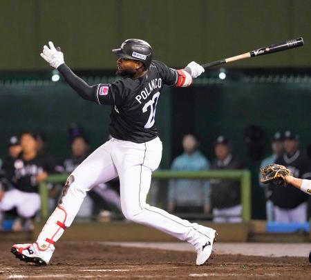 ９回ロッテ２死満塁、ポランコが左前に２点打を放つ＝大宮公園