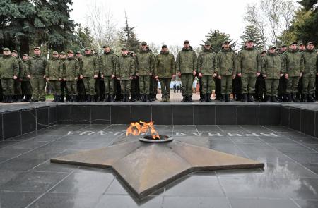 ロシア南部ロストフ州で駐屯地への出発式中に整列する兵士ら＝１０日（ロイター＝共同）