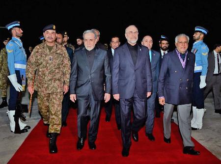 パキスタンに到着したイランのガリバフ国会議長（前列左から３人目）とアラグチ外相（同２人目）ら（パキスタン外務省提供・共同）