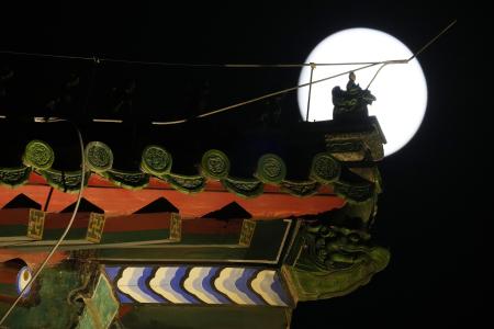 中秋節の北京で見られた月＝２０２５年１０月（共同）