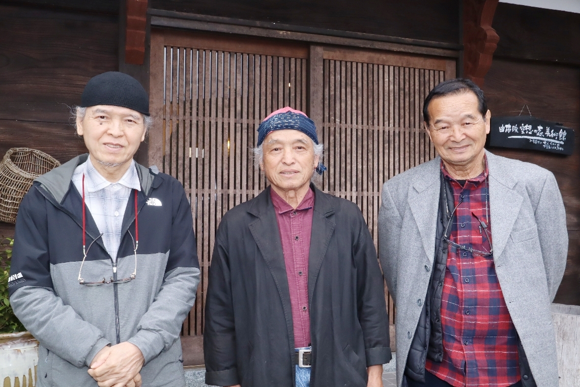 古里で初めて兄弟３人展を開く（左から）高見八州洋さん、乾司さん、剛さん＝由布市湯布院町の由布院空想の森美術館