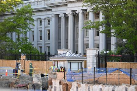 米ホワイトハウスのボールルーム建設工事現場＝１１日、ワシントン（ゲッティ＝共同）