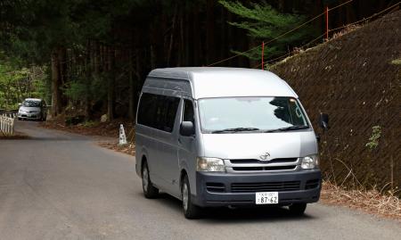 山中で発見された遺体を運び出す大分県警の車両＝１２日午後４時１４分、大分県豊後大野市