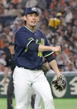 ７回、ダルベックを見逃し三振に仕留め、ガッツポーズするヤクルト・高梨＝東京ドーム