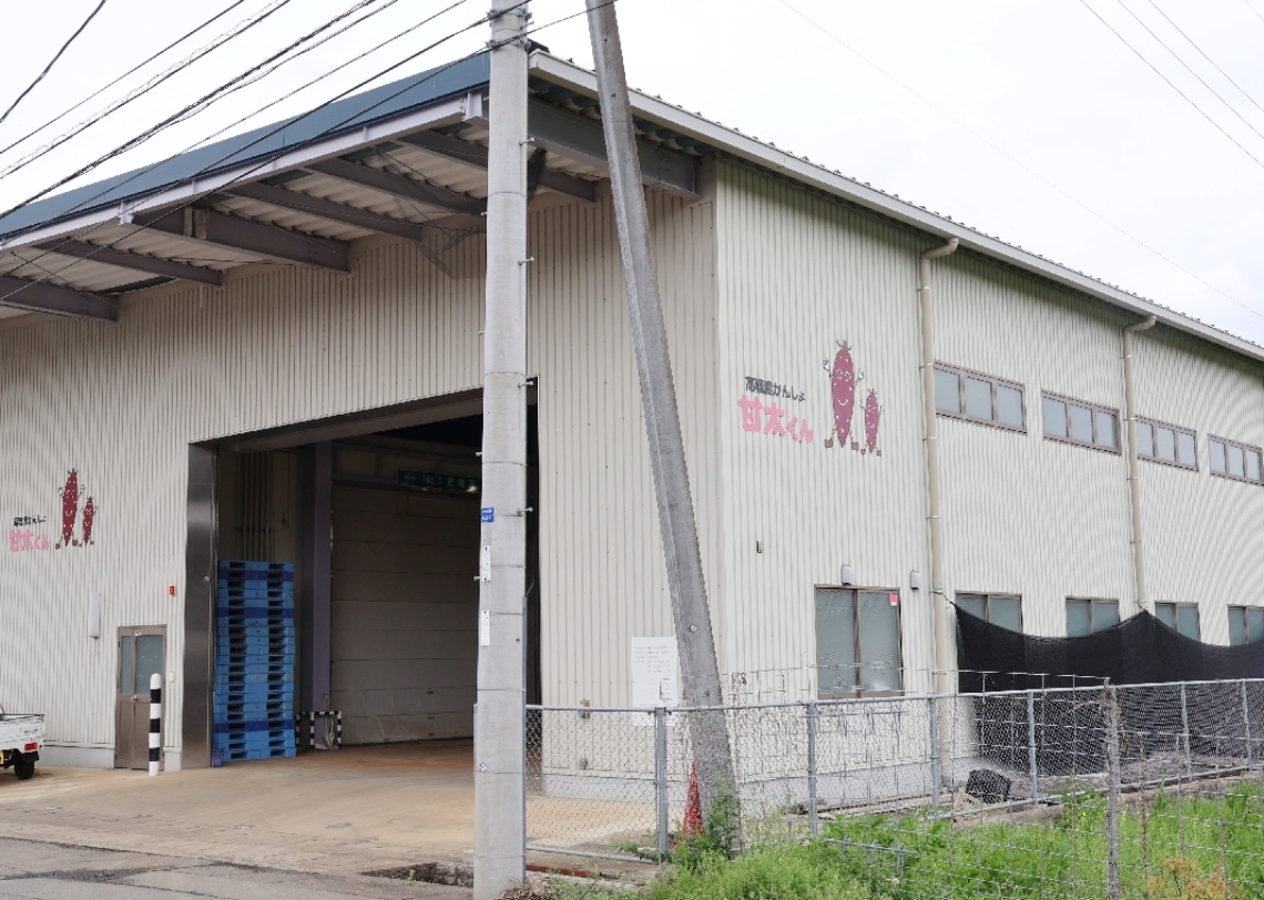 臼杵市野津町にある貯蔵庫。建物内の通路に仮置きした間に低温障害となった＝１３日午前