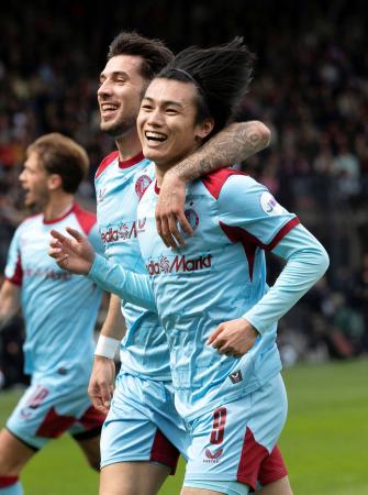 ＮＥＣナイメヘン戦の前半、先制ゴールを決め喜ぶフェイエノールトの上田（手前）＝ナイメヘン（共同）