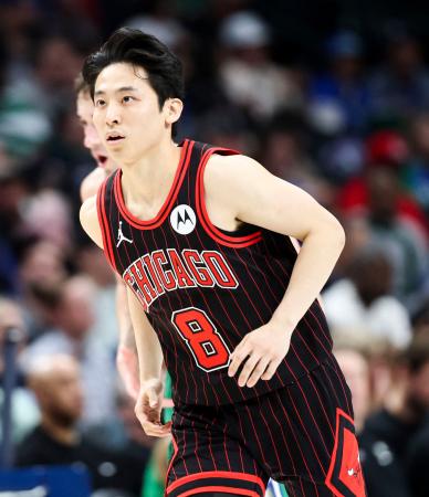 マーベリックス戦で得点を決めたブルズの河村＝ダラス（ロイター＝共同）