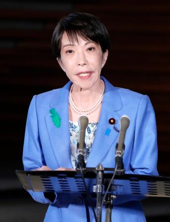 パキスタンのシャリフ首相などとの電話会談を終え、記者団の取材に応じる高市首相＝１３日午後、首相官邸