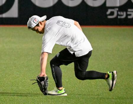 守備練習するソフトバンクの今宮＝みずほペイペイドーム