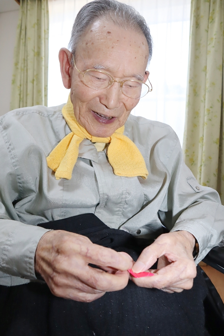 折り紙飾りを作る玉井十一さん