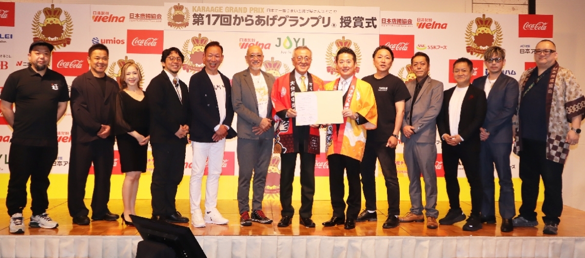 「カラアゲシティプロジェクト」の共同宣言をした中津、宇佐両市の唐揚げ専門店代表者ら