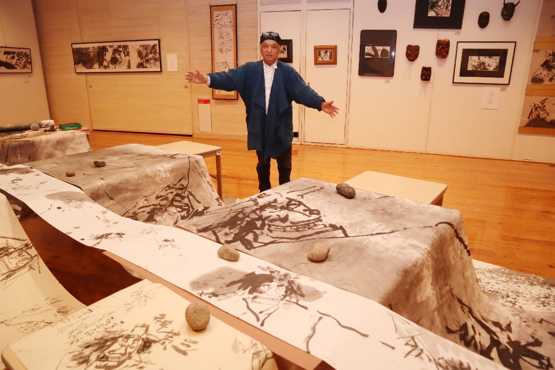 高見乾司さんは神楽の墨彩画などを展示している