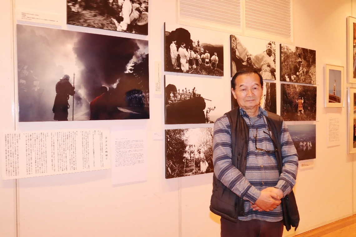 英彦山の峰入りなどの写真を展示する高見剛さん