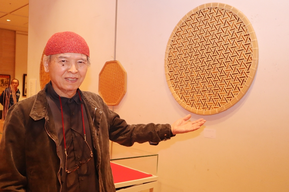 竹工芸品を並べている高見八州洋さん