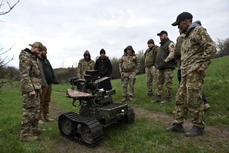 無人車両の試験に臨むウクライナ兵ら＝１０日、ウクライナ南部ザポリージャ地方（ロイター＝共同）