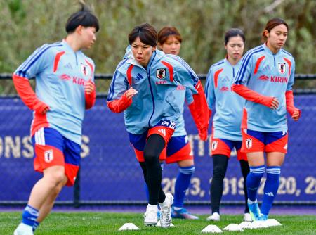 米国との第２戦に向け調整する熊谷（左から２人目）ら＝シアトル近郊（共同）