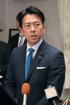 記者会見する小泉防衛相＝１４日午前、国会