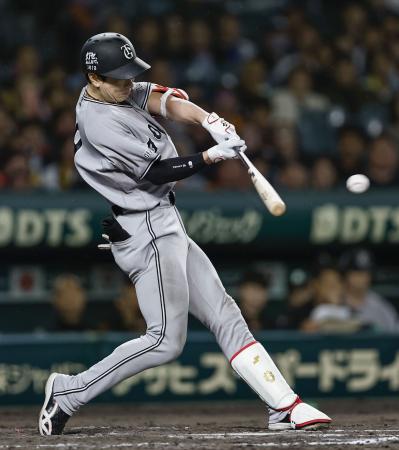 ９回巨人２死二塁、松本が左前に勝ち越し打を放つ＝甲子園