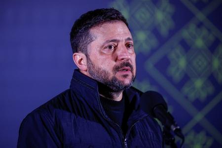 ウクライナ・キーウで報道陣に話すゼレンスキー大統領＝３月（ロイター＝共同）