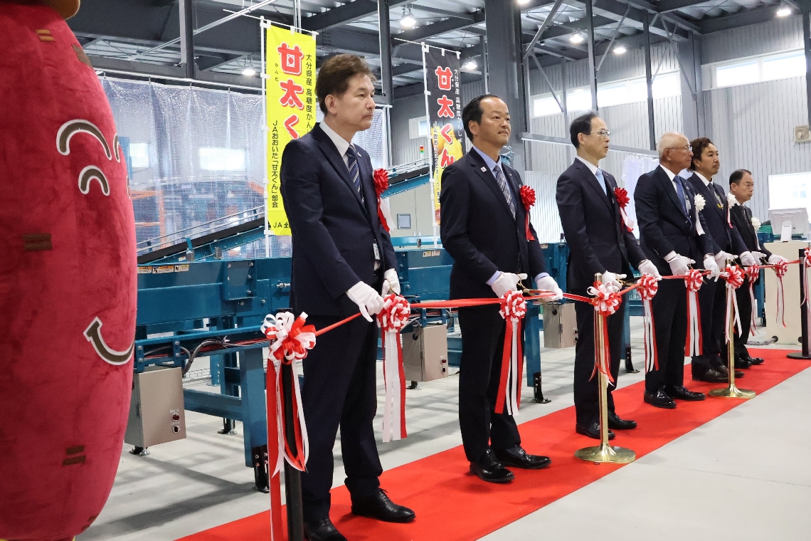 式典でテープカットする出席者