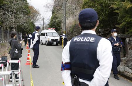 安達結希さんの自宅付近に集まった警察官＝１５日午前９時４１分、京都府南丹市
