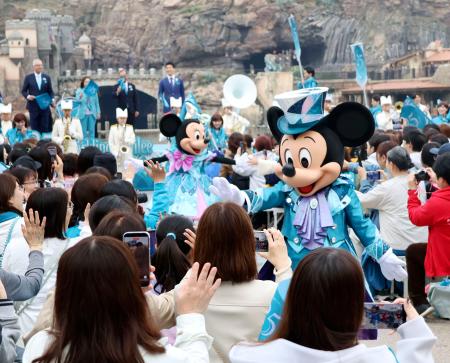 ミッキーマウスやミニーマウスも登場して始まった東京ディズニーシーの開園２５周年記念イベント＝１５日午前、千葉県浦安市
