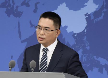 記者会見する中国国務院台湾事務弁公室の陳斌華報道官＝１５日、北京（共同）