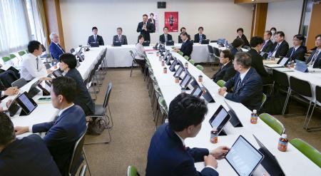 自民党本部で開かれた法務部会と司法制度調査会の合同会議＝１５日午後、東京・永田町