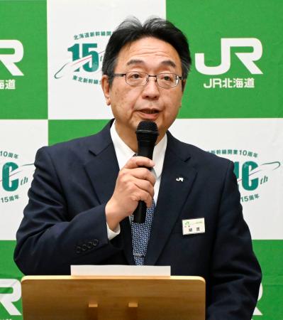 記者会見するＪＲ北海道の綿貫泰之社長＝１５日午後、札幌市