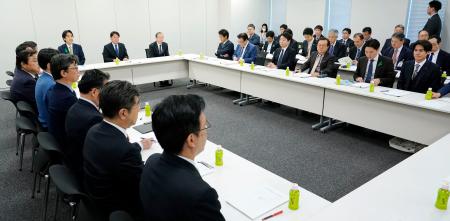 国会で開かれた「社会保障国民会議」の実務者会議＝１５日午後