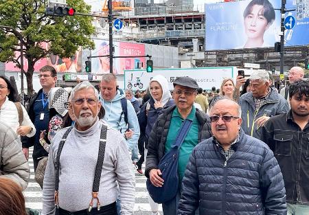 東京・渋谷のスクランブル交差点を歩く訪日客＝９日