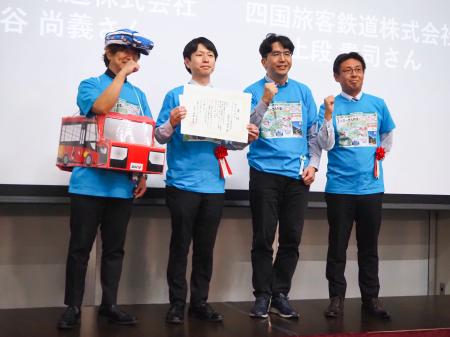 「鉄旅オブザイヤー」のグランプリに輝いた、クラブツーリズムの鉄道旅行商品に携わった関係者ら＝１５日午後、さいたま市の鉄道博物館