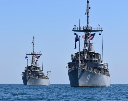 日本の近海で、機雷除去の訓練のため展開する米軍掃海艦「チーフ」（左）と「パイオニア」＝２０２０年４月（米軍提供・共同）