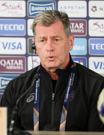 準々決勝のアルサド戦を前に記者会見する神戸・スキッベ監督＝１５日、ジッダ（共同）