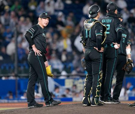 ４回、降板する日本ハム・加藤貴（左）＝ＺＯＺＯマリン