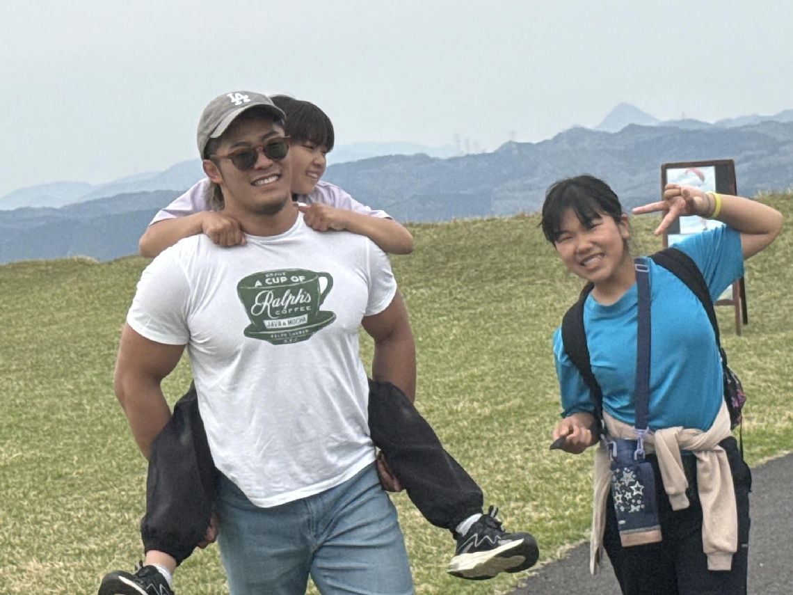 伐株山で上村優也選手と遊ぶ子どもたち