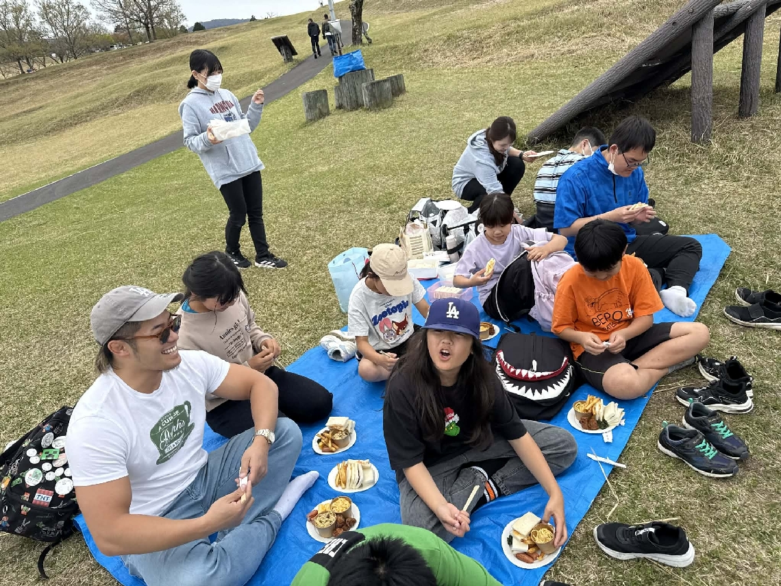上村優也選手（左端）と手作りサンドイッチなどを食べる子どもたち
