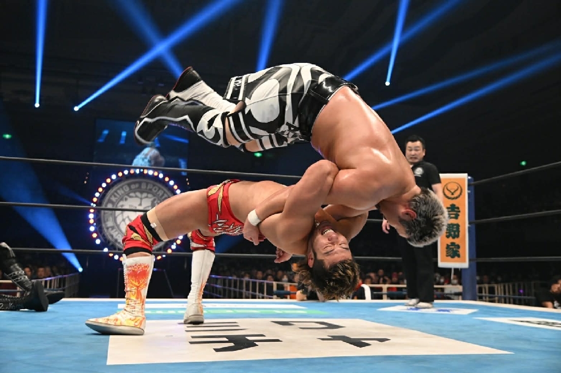 上村優也選手の「カンヌキスープレックスホールド」©新日本プロレス