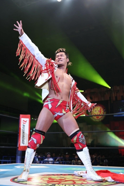 「太陽のポーズ」を決める上村優也選手©新日本プロレス