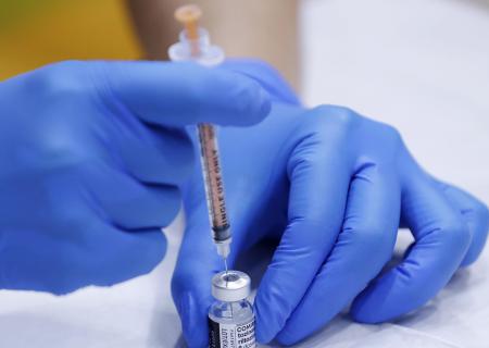 医療用手袋と注射器