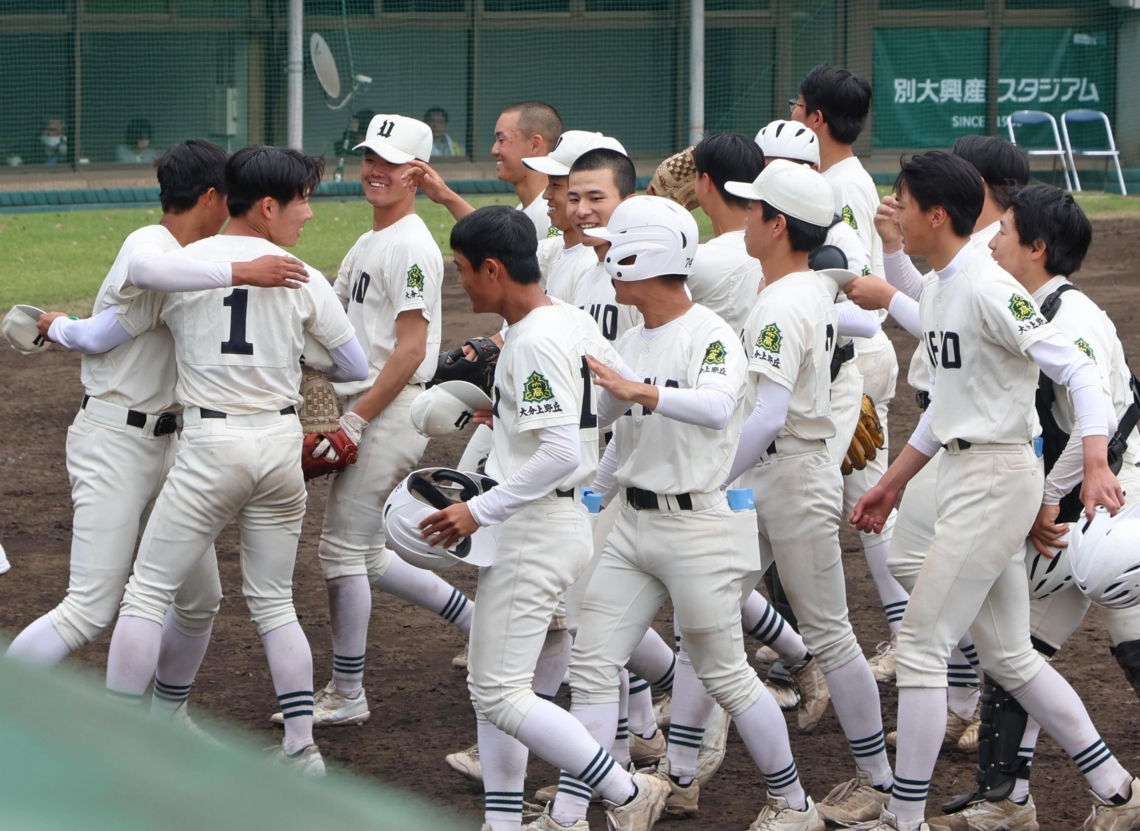 優勝を喜ぶエース倉光（背番号１）ら上野丘の選手たち＝別大興産スタジアム